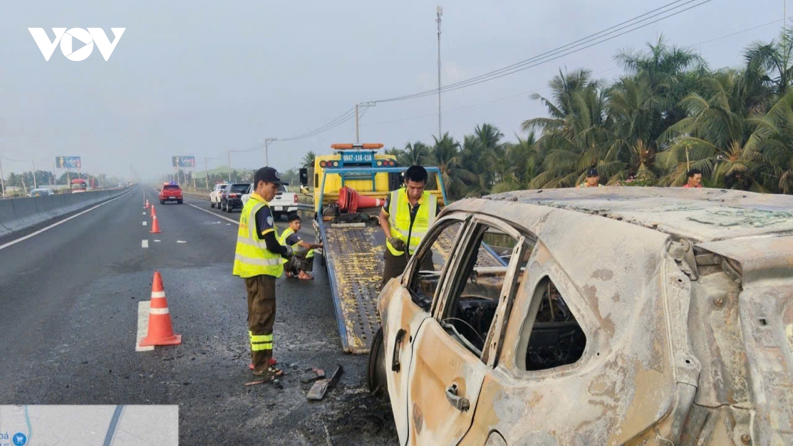 Ô tô đang chạy trên cao tốc bỗng dưng bốc cháy, 3 người thoát chết